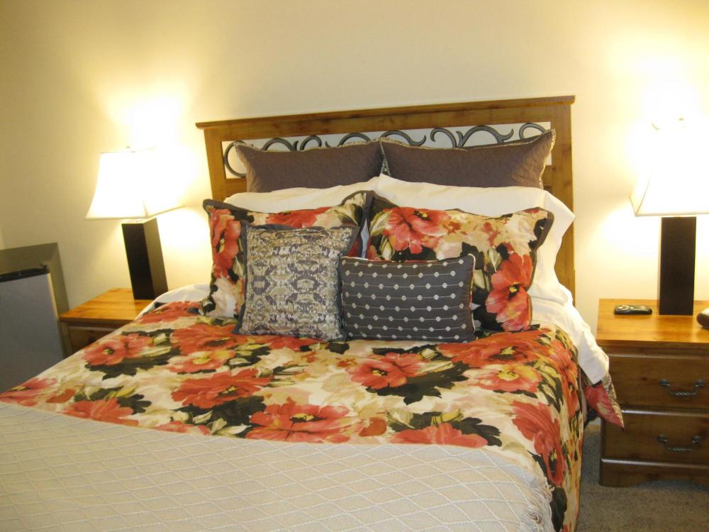 Deluxe Queen Room interior